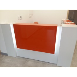 Lada recepcyjna Corner z pomarańczowymi panelami Lada recepcyjna Corner z pomarańczowymi panelami